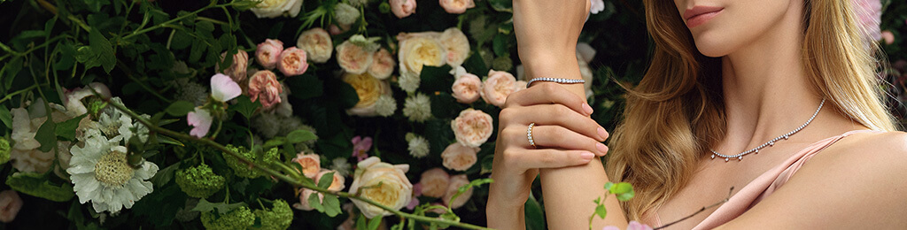 Experience lasting grace through diamond-set eternity rings. From subtle claw-sets to elaborate designs, find in our selection the ideal gift or the perfect fit to your engagement ring.