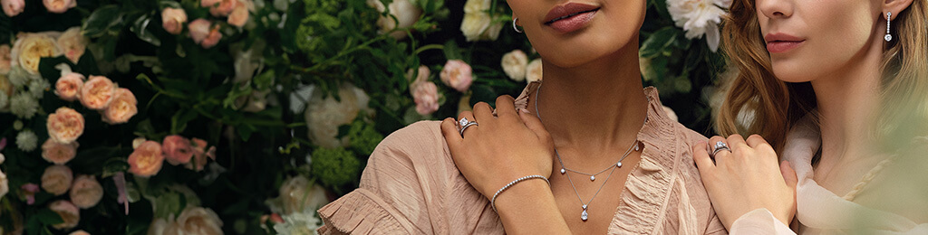 From simple silhouettes to showstopping pieces, our diamond necklaces highlight the neck with cascading, subtle or timeless diamonds dependant on your taste. 